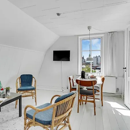 Апартаменты 2 Bedroom Cozy In